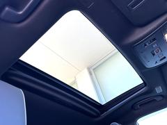 【サンルーフ】ボタンひとつで開閉可能！開放感たっぷりのサンルーフが装着されています！車内に明かりを取り入れたり景色を楽しむ以外にも、よどみがちな車内の空気も簡単に換気できて快適です！ 3