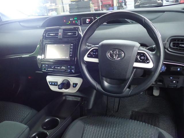 プリウス Ｓ　４ＷＤ　新品１９インチアルミ＆タイヤ　ＬＥＤデイライト付エアロ　ダウンサス　Ｂｌｕｅｔｏｏｔｈオーディオ　純正ナビ　Ｒカメラ　ＥＴＣ　スマートキー２個（2枚目）