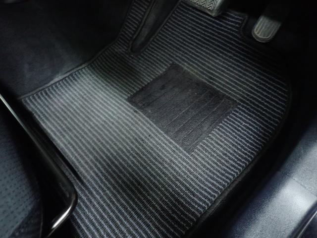 プリウス Ｓ　４ＷＤ　新品１９インチアルミ＆タイヤ　ＬＥＤデイライト付エアロ　ダウンサス　Ｂｌｕｅｔｏｏｔｈオーディオ　純正ナビ　Ｒカメラ　ＥＴＣ　スマートキー２個（13枚目）