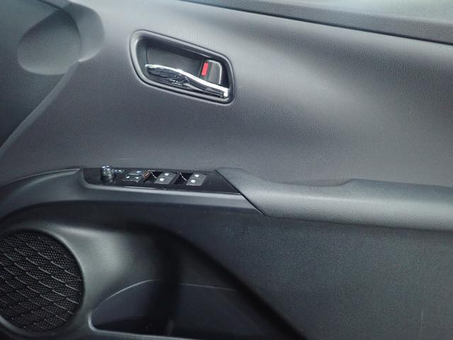 プリウス Ｓ　４ＷＤ　新品１９インチアルミ＆タイヤ　ＬＥＤデイライト付エアロ　ダウンサス　Ｂｌｕｅｔｏｏｔｈオーディオ　純正ナビ　Ｒカメラ　ＥＴＣ　スマートキー２個（14枚目）