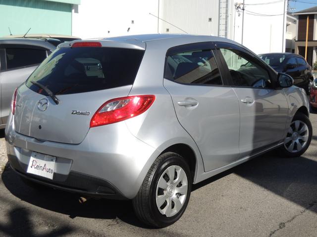 デミオ 13C 5速マニュアル 禁煙車 ドライビングコンフォートパッケージ フルノーマル オートライト ナビゲーション 電動格納ドアミラー キーレスキー 純正フロアマット サイドバイザー CD再生 トノカバー(3枚目)