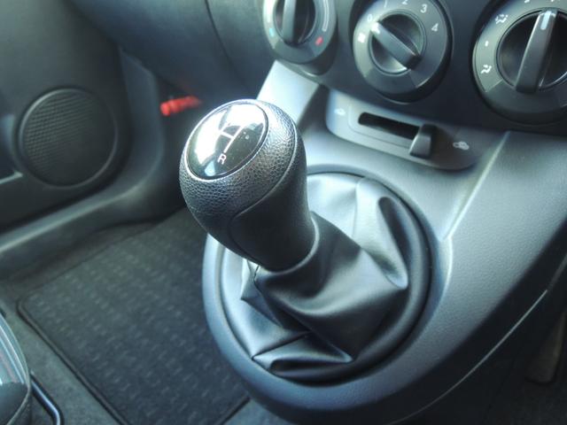 デミオ 13C 5速マニュアル 禁煙車 ドライビングコンフォートパッケージ フルノーマル オートライト ナビゲーション 電動格納ドアミラー キーレスキー 純正フロアマット サイドバイザー CD再生 トノカバー(5枚目)