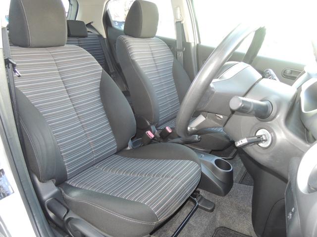 デミオ 13C 5速マニュアル 禁煙車 ドライビングコンフォートパッケージ フルノーマル オートライト ナビゲーション 電動格納ドアミラー キーレスキー 純正フロアマット サイドバイザー CD再生 トノカバー(6枚目)