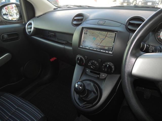 デミオ 13C 5速マニュアル 禁煙車 ドライビングコンフォートパッケージ フルノーマル オートライト ナビゲーション 電動格納ドアミラー キーレスキー 純正フロアマット サイドバイザー CD再生 トノカバー(7枚目)