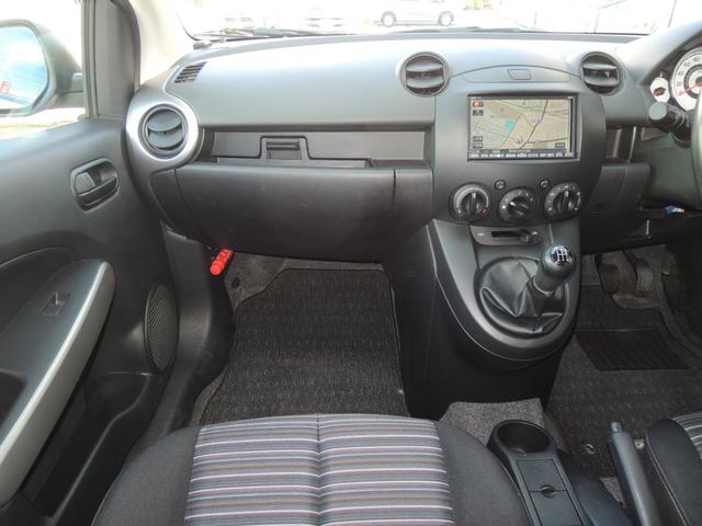デミオ 13C 5速マニュアル 禁煙車 ドライビングコンフォートパッケージ フルノーマル オートライト ナビゲーション 電動格納ドアミラー キーレスキー 純正フロアマット サイドバイザー CD再生 トノカバー(14枚目)