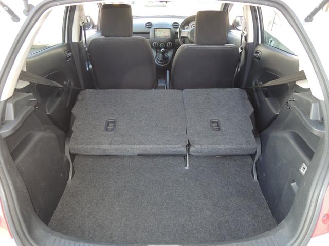 デミオ 13C 5速マニュアル 禁煙車 ドライビングコンフォートパッケージ フルノーマル オートライト ナビゲーション 電動格納ドアミラー キーレスキー 純正フロアマット サイドバイザー CD再生 トノカバー(20枚目)