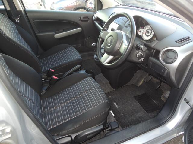 デミオ 13C 5速マニュアル 禁煙車 ドライビングコンフォートパッケージ フルノーマル オートライト ナビゲーション 電動格納ドアミラー キーレスキー 純正フロアマット サイドバイザー CD再生 トノカバー(26枚目)