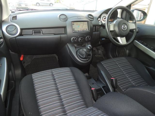 デミオ 13C 5速マニュアル 禁煙車 ドライビングコンフォートパッケージ フルノーマル オートライト ナビゲーション 電動格納ドアミラー キーレスキー 純正フロアマット サイドバイザー CD再生 トノカバー(29枚目)