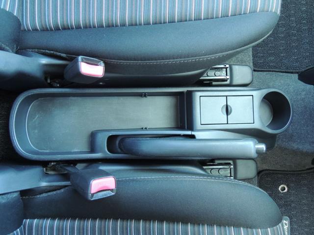 デミオ 13C 5速マニュアル 禁煙車 ドライビングコンフォートパッケージ フルノーマル オートライト ナビゲーション 電動格納ドアミラー キーレスキー 純正フロアマット サイドバイザー CD再生 トノカバー(33枚目)