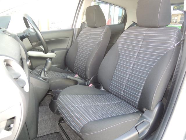 デミオ 13C 5速マニュアル 禁煙車 ドライビングコンフォートパッケージ フルノーマル オートライト ナビゲーション 電動格納ドアミラー キーレスキー 純正フロアマット サイドバイザー CD再生 トノカバー(42枚目)