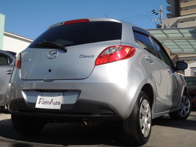 デミオ 13C 5速マニュアル 禁煙車 ドライビングコンフォートパッケージ フルノーマル オートライト ナビゲーション 電動格納ドアミラー キーレスキー 純正フロアマット サイドバイザー CD再生 トノカバー(55枚目)