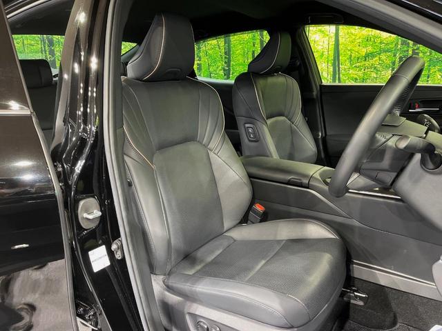 クラウンクロスオーバー Ｇアドバンスド・レザーパッケージ　１２．３型ＤＡ　デジタルインナーミラー　禁煙車　全周囲カメラ　ブラック本革シート　シートベンチレーション　４眼ＬＥＤヘッド　ハンドルヒーター　パワーシート　ブラインドスポットモニター　電動リアゲート（8枚目）