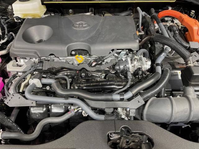 クラウンクロスオーバー Ｇアドバンスド・レザーパッケージ　１２．３型ＤＡ　デジタルインナーミラー　禁煙車　全周囲カメラ　ブラック本革シート　シートベンチレーション　４眼ＬＥＤヘッド　ハンドルヒーター　パワーシート　ブラインドスポットモニター　電動リアゲート（18枚目）