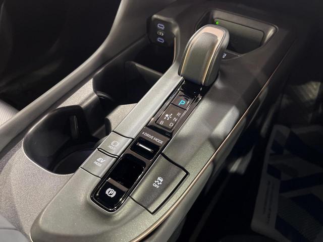 クラウンクロスオーバー Ｇアドバンスド・レザーパッケージ　１２．３型ＤＡ　デジタルインナーミラー　禁煙車　全周囲カメラ　ブラック本革シート　シートベンチレーション　４眼ＬＥＤヘッド　ハンドルヒーター　パワーシート　ブラインドスポットモニター　電動リアゲート（33枚目）
