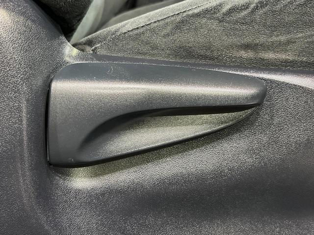 プリウス L 純正SDナビ バックカメラ 禁煙車 スマートキー ビルトインETC オートライト オートエアコン Bluetooth フルセグTV 電動格納ミラー(41枚目)