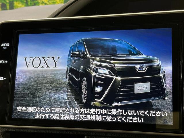 ヴォクシー ハイブリッドＺＳ　煌ＩＩＩ　純正１０型ナビ　純正１２型フリップダウンモニター　禁煙車　衝突軽減システム　クリアランスソナー　バックカメラ　ＥＴＣ　ドラレコ　ハーフレザーシート　リアオートエアコン　ＬＥＤヘッドライト（4枚目）