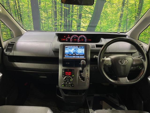 ヴォクシー ZS 煌Z 純正8型ナビ 両側電動ドア バックカメラ 禁煙車 ハーフレザーシート スマートキー HIDヘッド ビルトインETC オートエアコン 純正16インチアルミ Bluetooth CD DVD再生(2枚目)