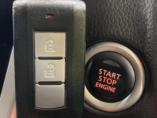 【インテリジェントキー】カバンやポケットに入れたままでもドアの施錠・解錠が可能なスマートキーを装備。エンジンのオン・オフ時もカギを取り出す必要が無いからとっても便利です♪