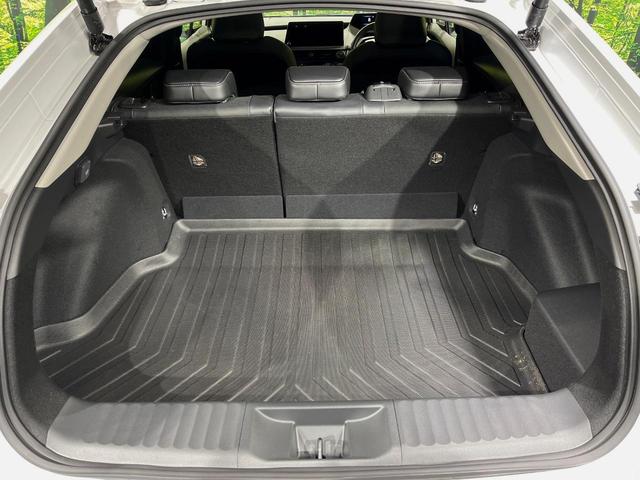 プリウス Ｚ　フルエアロ　バックカメラ　衝突被害軽減システム　レーダークルーズ　禁煙車　電動リアゲート　レザー調シート　前席シートエアコン　パワーシート　コーナーセンサー　スマートキー　ＬＥＤヘッド　ＥＴＣ２．０（10枚目）