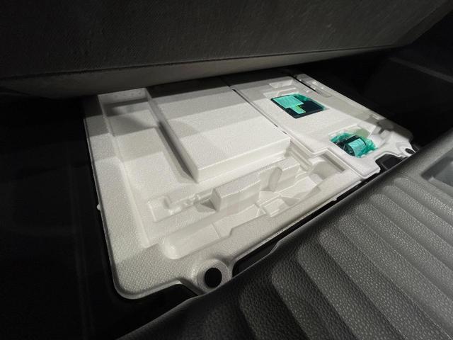 プリウス Ｚ　フルエアロ　バックカメラ　衝突被害軽減システム　レーダークルーズ　禁煙車　電動リアゲート　レザー調シート　前席シートエアコン　パワーシート　コーナーセンサー　スマートキー　ＬＥＤヘッド　ＥＴＣ２．０（58枚目）