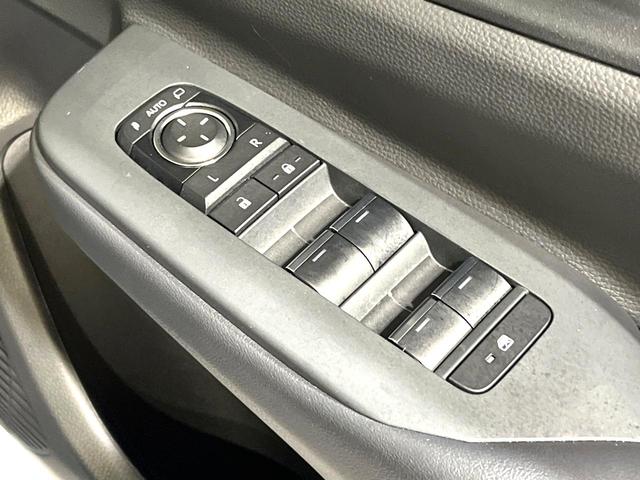 プリウス Ｚ　純正１２．３型ナビ　全周囲カメラ　１００Ｖ電源　２．０ＥＴＣ　電動リアゲート　前席シートエアコン　パワーシート　ドラレコ　コーナーセンサー　スマートキー　ＬＥＤヘッドライト　禁煙車　純正アルミホイール（40枚目）