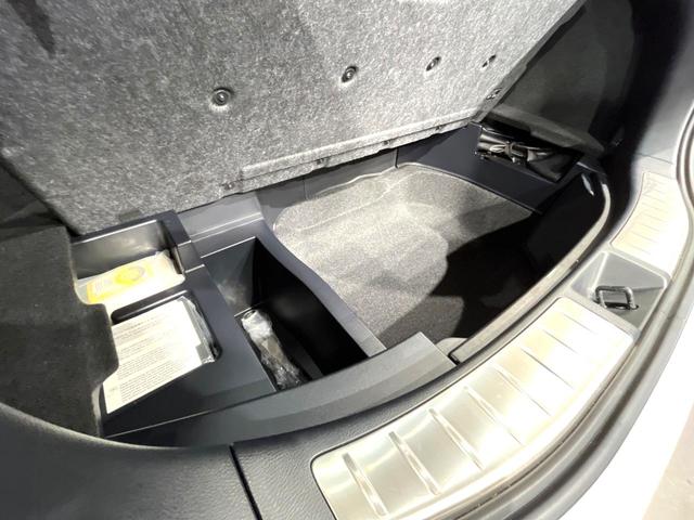 ハリアー プレミアム　純正９型ナビ　バックカメラ　ＥＴＣ　ドラレコ　禁煙車　三眼ＬＥＤヘッド　シーケンシャルウィンカー　電動リアゲート　電子パーキング　パワーシート　クリアランスソナー　衝突軽減　レーダークルーズ（49枚目）