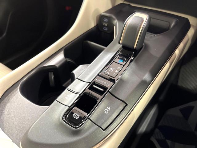 クラウンクロスオーバー Ｇレザーパッケージ　４ＷＤ　１２．３インチ純正ナビ　バックカメラ　衝突被害軽減システム　レーダークルーズ　レザーシート　前席シートエアコン　ドラレコ　スマートキー　ＬＥＤヘッド　ビルトインＥＴＣ　純正２１インチアルミ（24枚目）