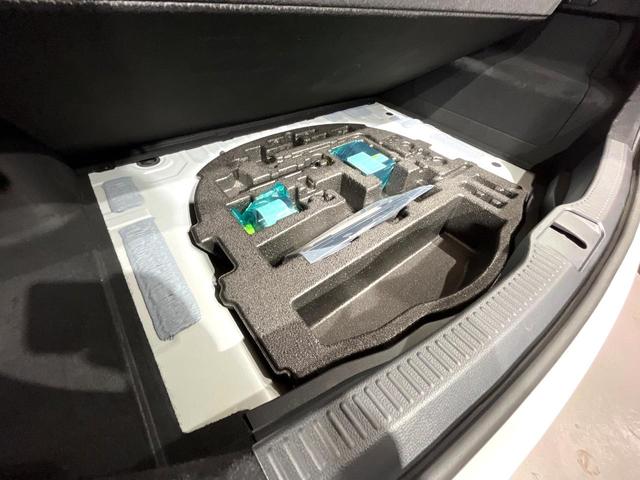 クラウンクロスオーバー Ｇレザーパッケージ　４ＷＤ　１２．３インチ純正ナビ　バックカメラ　衝突被害軽減システム　レーダークルーズ　レザーシート　前席シートエアコン　ドラレコ　スマートキー　ＬＥＤヘッド　ビルトインＥＴＣ　純正２１インチアルミ（49枚目）