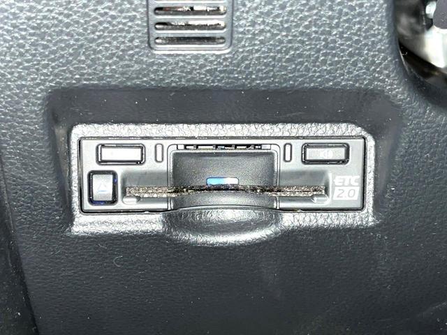 ヴォクシー ハイブリッドＳ－Ｚ　快適利便ＰＫＧ　１４型後席モニター　１０．５型ナビ　ブラインドスポットモニター　三眼ＬＥＤヘッドライト　電動リアゲート　前中列シートヒーター　後席オットマン　禁煙車　両側電動ドア　ＡＣ１００Ｖ（6枚目）