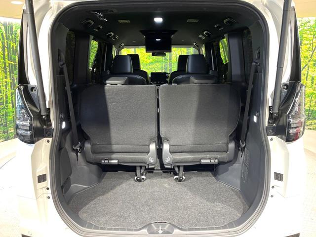 ヴォクシー ハイブリッドＳ－Ｚ　快適利便ＰＫＧ　１４型後席モニター　１０．５型ナビ　ブラインドスポットモニター　三眼ＬＥＤヘッドライト　電動リアゲート　前中列シートヒーター　後席オットマン　禁煙車　両側電動ドア　ＡＣ１００Ｖ（11枚目）