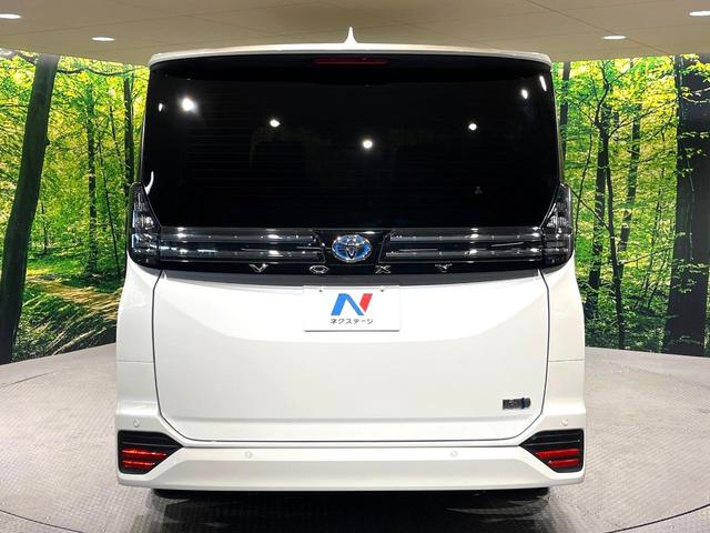 ヴォクシー ハイブリッドＳ－Ｚ　快適利便ＰＫＧ　１４型後席モニター　１０．５型ナビ　ブラインドスポットモニター　三眼ＬＥＤヘッドライト　電動リアゲート　前中列シートヒーター　後席オットマン　禁煙車　両側電動ドア　ＡＣ１００Ｖ（15枚目）