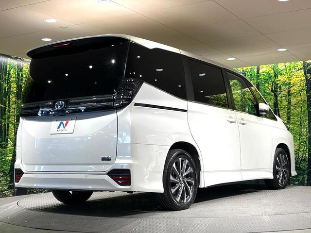 ヴォクシー ハイブリッドＳ－Ｚ　快適利便ＰＫＧ　１４型後席モニター　１０．５型ナビ　ブラインドスポットモニター　三眼ＬＥＤヘッドライト　電動リアゲート　前中列シートヒーター　後席オットマン　禁煙車　両側電動ドア　ＡＣ１００Ｖ（17枚目）