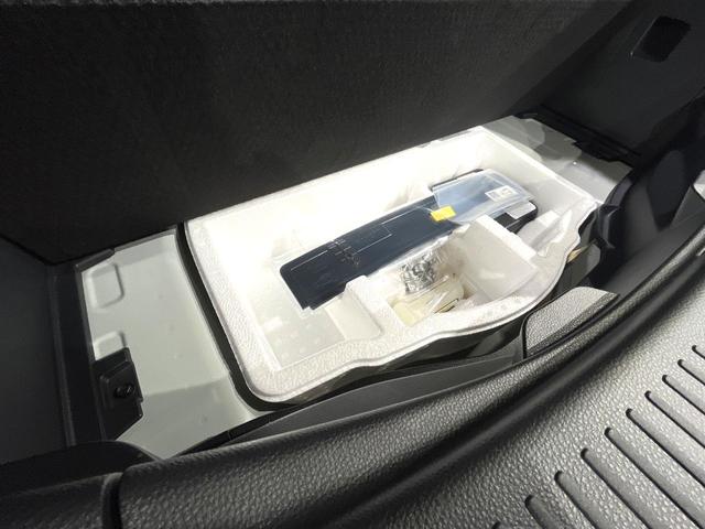 アクア ＧＲスポーツ　１０．５型ナビ　全周囲カメラ　１００Ｖ電源　衝突軽減システム　レーダークルーズ　禁煙車　ミラレコ　シートヒーター　コーナーセンサー　スマートキー　ＬＥＤヘッド　ＥＴＣ　純正１７インチアルミ（49枚目）