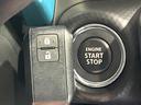 【キーレススタートシステム】カバンやポケットに入れたままでもドアの施錠・解錠が可能なスマートキーを装備。エンジンのオン・オフ時もカギを取り出す必要が無いからとっても便利です♪