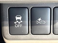 【横滑り防止装置】車両の横滑りを感知すると、自動的に車両の進行方向を保つように車両を制御します。雨の日など滑りやすい路面状況でも安全な運転が可能です。 5