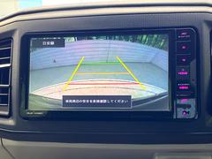 【バックカメラ】駐車時に後方がリアルタイム映像で確認できます。大型商業施設や立体駐車場での駐車時や、夜間のバック時に大活躍！運転スキルに関わらず、今や必須となった装備のひとつです！ 4