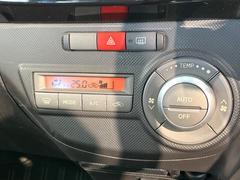 【オートエアコン】一度お好みの温度に設定すれば、車内の温度を検知し風量や温度を自動で調整。暑い…寒い…と何度もスイッチ操作をする必要はありません。快適な車内空間には必須の機能ですね♪ 5