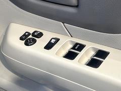 【電動格納ミラー】サイドミラーは電動格納式となっており、狭い駐車場でもキズがつくリスクを抑えられます。 7