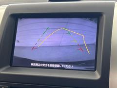 【バックカメラ】駐車時に後方がリアルタイム映像で確認できます。大型商業施設や立体駐車場での駐車時や、夜間のバック時に大活躍！運転スキルに関わらず、今や必須となった装備のひとつです！ 4