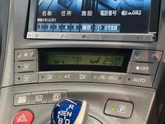 【オートエアコン】一度お好みの温度に設定すれば、車内の温度を検知し風量や温度を自動で調整。暑い…寒い…と何度もスイッチ操作をする必要はありません。快適な車内空間には必須の機能ですね♪ 5