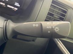 【オートライト】周りの明るさに応じて自動でヘッドライトの点灯・消灯ができる機能です！ライトの付け忘れ・消し忘れなどが無くなり、雨の日や夕方の走行も安心！トンネル通過時も便利ですね♪ 5