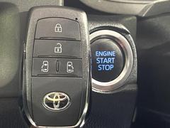 【スマートキー】カバンやポケットに入れたままでもドアの施錠・解錠が可能なスマートキーを装備。エンジンのオン・オフ時もカギを取り出す必要が無いからとっても便利です♪ 7