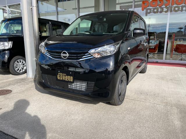 デイズ Ｓ　届出済未使用車　衝突被害軽減ブレーキ　電動格納ドアミラー　バックカメラ　キーレスエントリー　マニュアルエアコン　ベンチシート　パワーウインドウ　前後コーナーセンサー（3枚目）