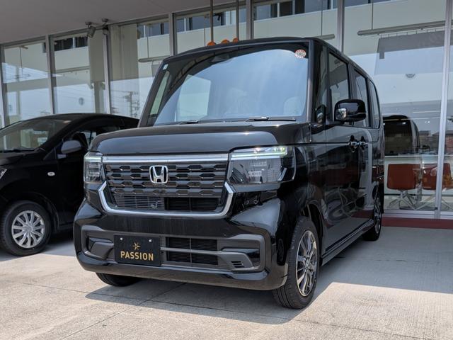 Ｎ－ＢＯＸカスタム ベースグレード　届出済未使用車　片側電動スライドドア　スマートキー　衝突被害軽減ブレーキ　アダプティブクルーズコントロール　アイドリングストップ　バックカメラ　シートヒーター　アルミホイール　ＬＥＤヘッドライト（4枚目）