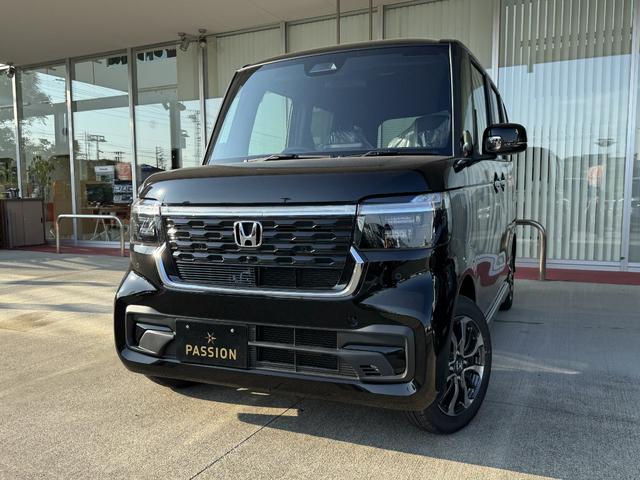 N-BOXカスタム ベースグレード 届出済未使用車 片側電動スライドドア スマートキー 衝突被害軽減ブレーキ アダプティブクルーズコントロール アイドリングストップ バックカメラ シートヒーター アルミホイール LEDヘッドライト(4枚目)