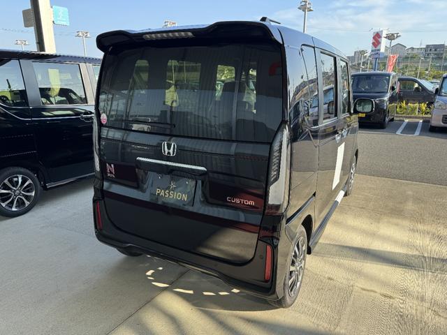 N-BOXカスタム ベースグレード 届出済未使用車 片側電動スライドドア スマートキー 衝突被害軽減ブレーキ アダプティブクルーズコントロール アイドリングストップ バックカメラ シートヒーター アルミホイール LEDヘッドライト(8枚目)