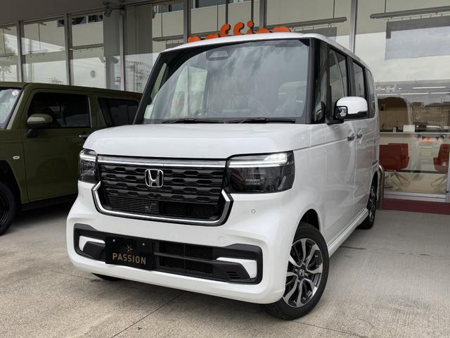 Ｎ－ＢＯＸカスタム ベースグレード　届出済未使用車　片側電動スライドドア　スマートキー　衝突被害軽減ブレーキ　アダプティブクルーズコントロール　アイドリングストップ　バックカメラ　シートヒーター　アルミホイール　ＬＥＤヘッドライト（4枚目）