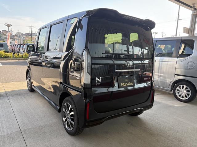 Ｎ－ＢＯＸカスタム ベースグレード　届出済未使用車　片側電動スライドドア　スマートキー　衝突被害軽減ブレーキ　アダプティブクルーズコントロール　アイドリングストップ　バックカメラ　シートヒーター　アルミホイール　ＬＥＤヘッドライト（10枚目）