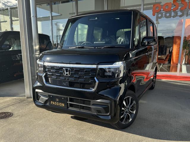 Ｎ－ＢＯＸカスタム ベースグレード　届出済未使用車　片側電動スライドドア　スマートキー　衝突被害軽減ブレーキ　アダプティブクルーズコントロール　アイドリングストップ　バックカメラ　シートヒーター　アルミホイール　ＬＥＤヘッドライト（4枚目）