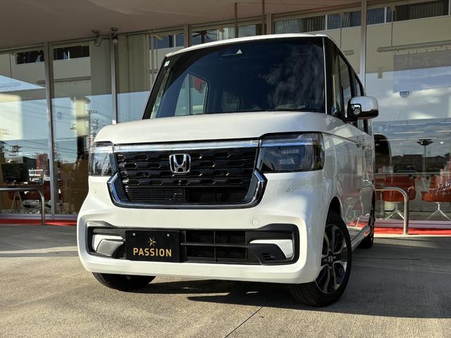 Ｎ－ＢＯＸカスタム ベースグレード　届出済未使用車　片側電動スライドドア　スマートキー　衝突被害軽減ブレーキ　アダプティブクルーズコントロール　アイドリングストップ　バックカメラ　シートヒーター　アルミホイール　ＬＥＤヘッドライト（4枚目）